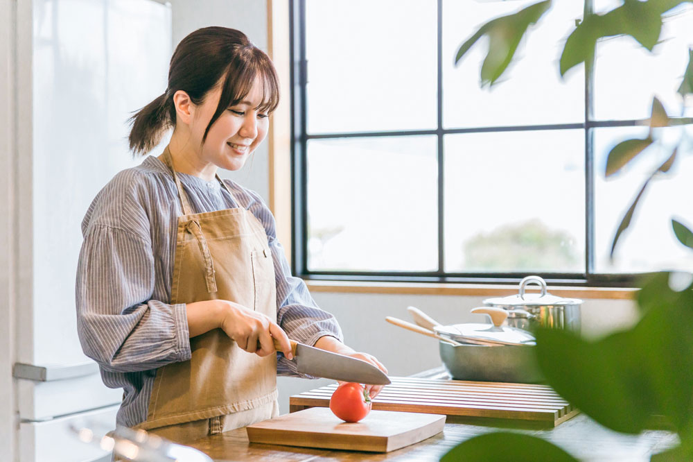 包丁で切る女性